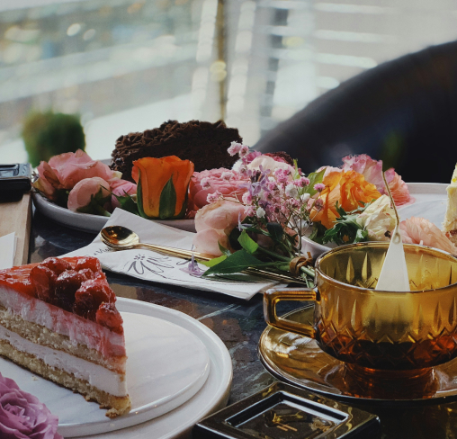 Table decorated with flowers and desserts