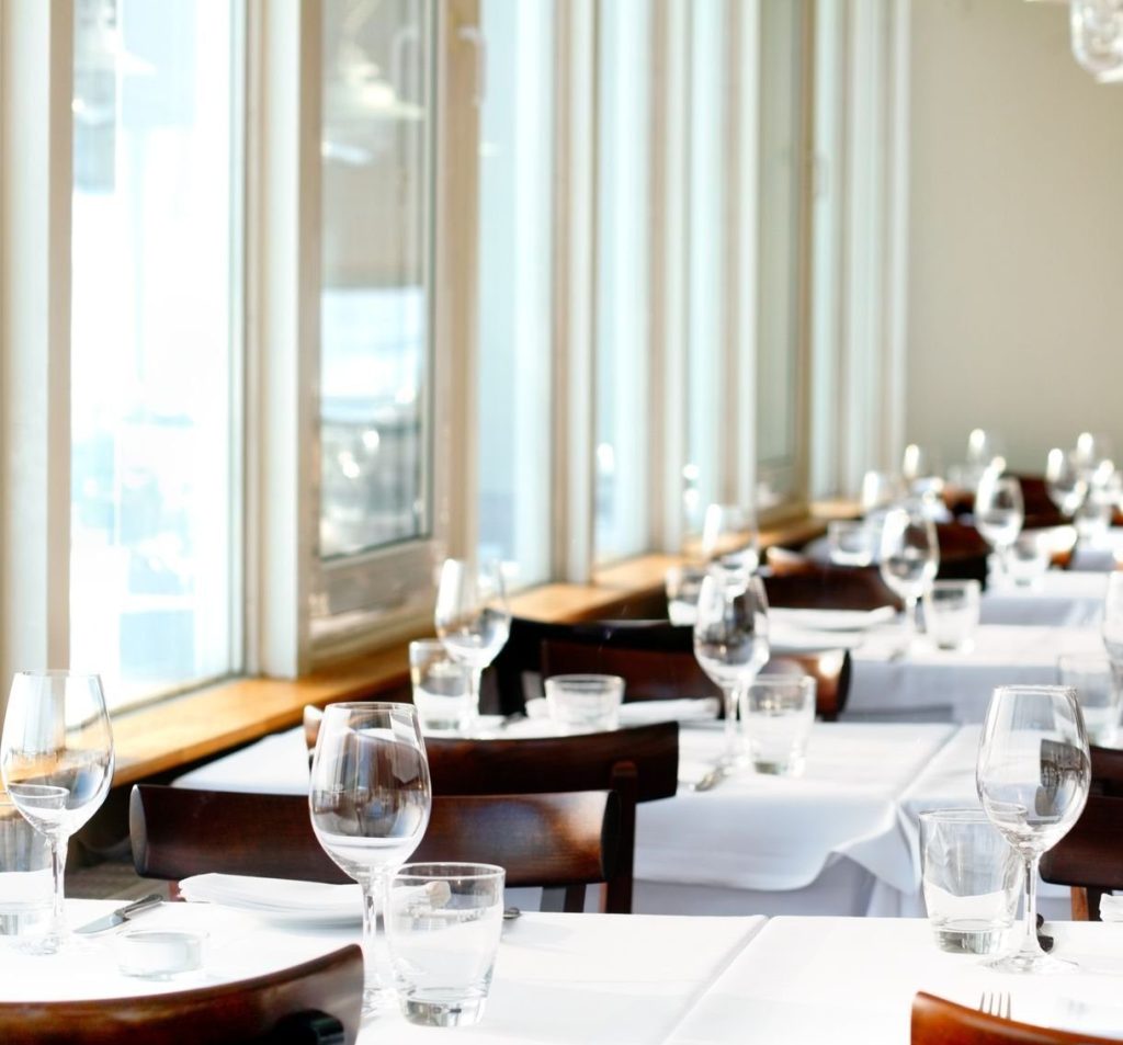 window places in a empty restaurante